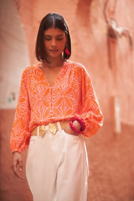 Camisa estampada naranja ácido