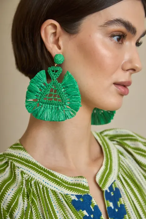 Pendiente rafia triangular