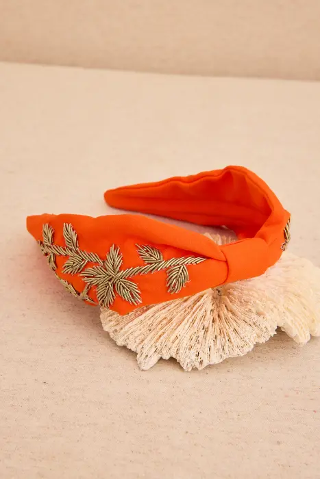 Diadema bordado en dorado