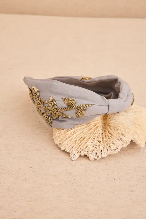Diadema bordado en dorado