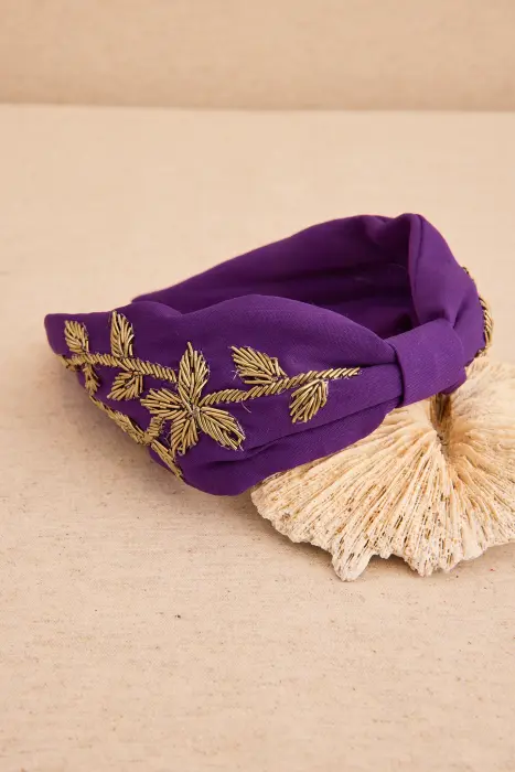 Diadema bordado en dorado