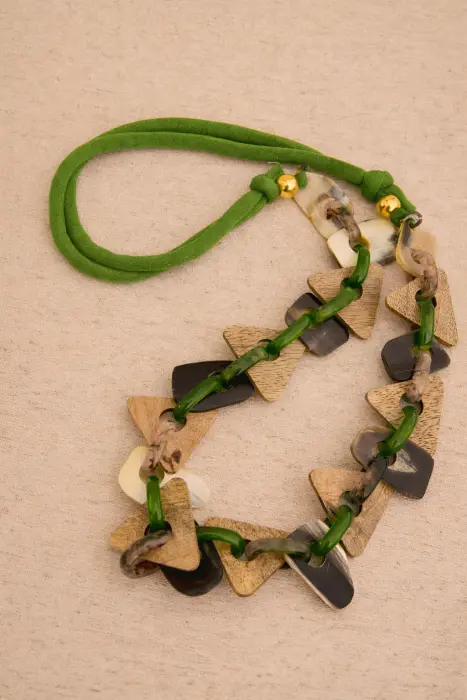 Collar largo pirámides asta natural