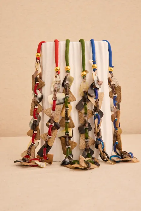 Collar largo pirámides asta natural