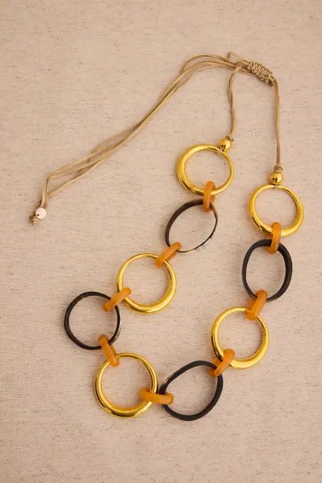 Collar largo argollas resina y asta natural