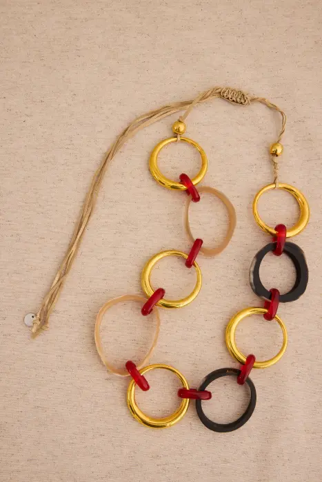 Collar largo argollas resina y asta natural