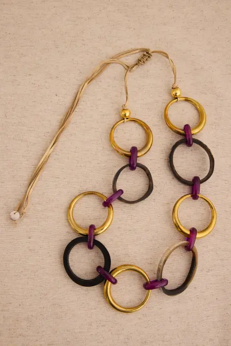 Collar largo argollas resina y asta natural