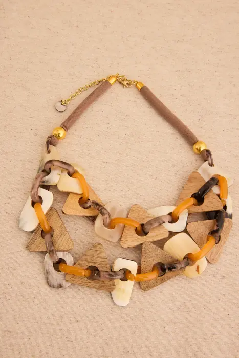 Collar corto pirámides asta natural