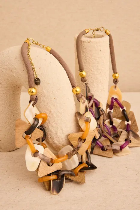 Collar corto pirámides asta natural