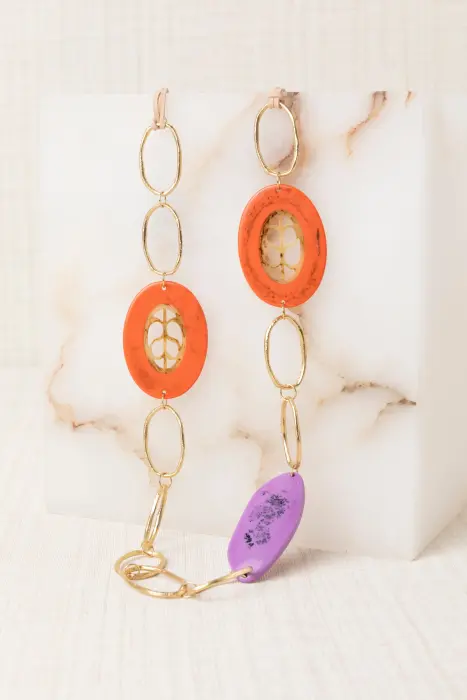 Collar largo eslabones latón baño oro resina