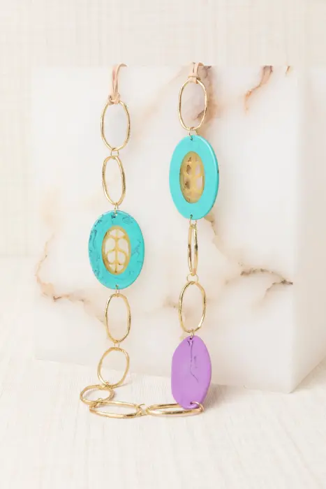 Collar largo eslabones latón baño oro resina