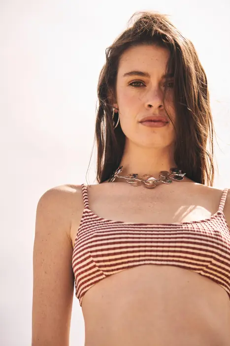 Collar corto metal hojas labradas