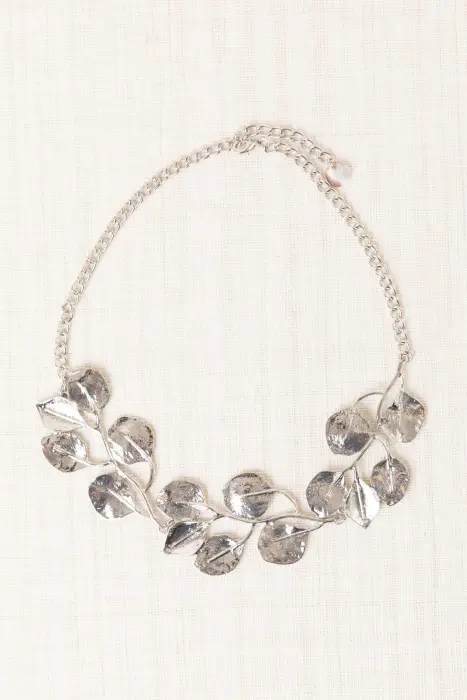 Collar corto metal hojas labradas