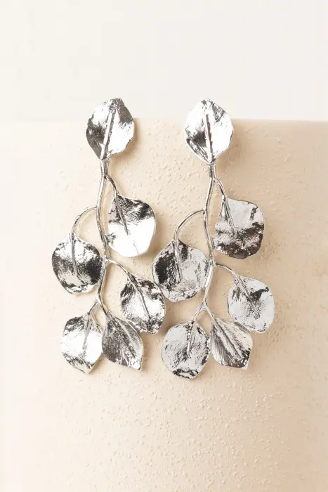 Pendiente rama metal labrado