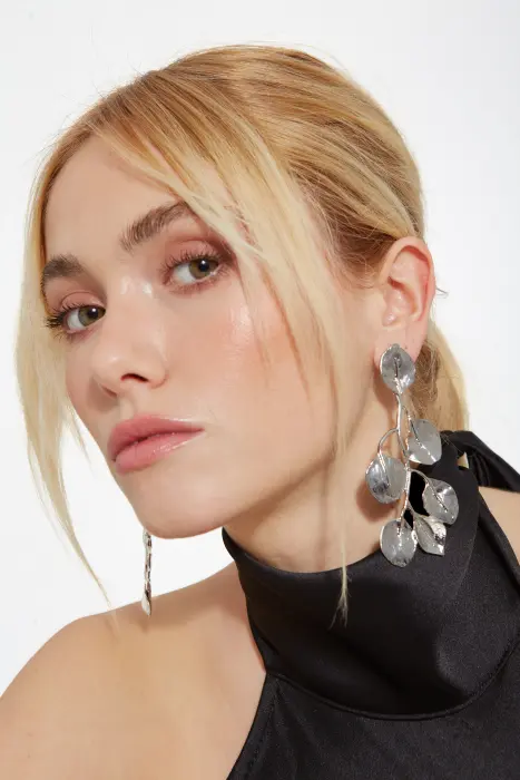 Pendiente rama metal labrado