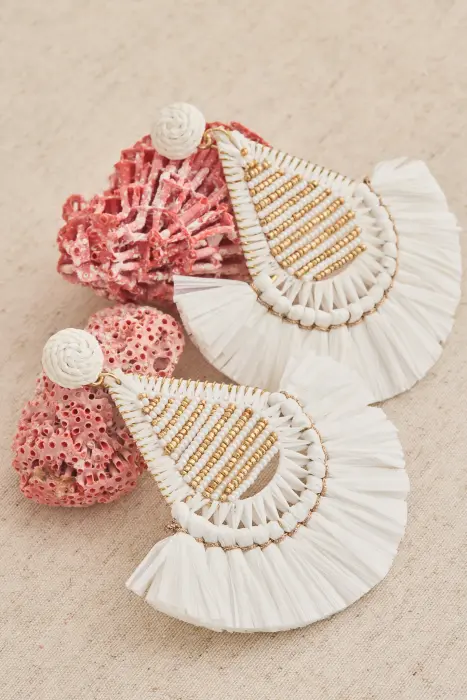 Pendiente abanico rafia blanco