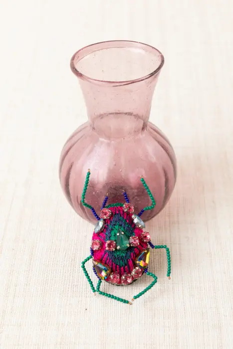 Broche escarabajo cristales