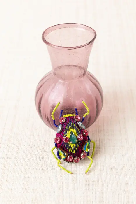 Broche escarabajo cristales