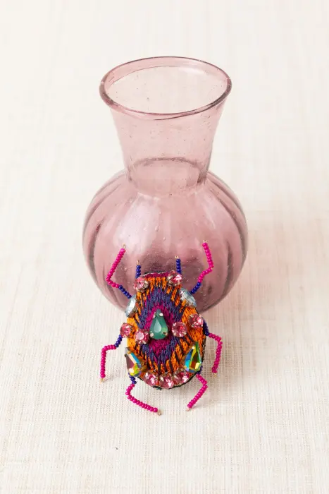 Broche escarabajo cristales