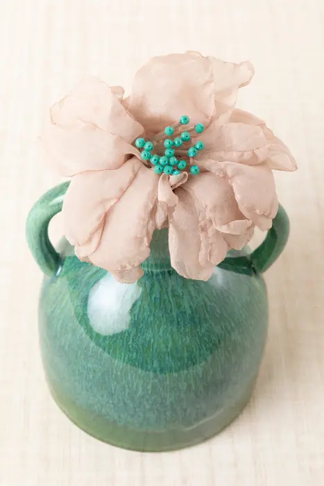 Broche flor gasa nude