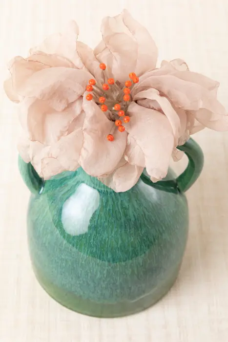 Broche flor gasa nude