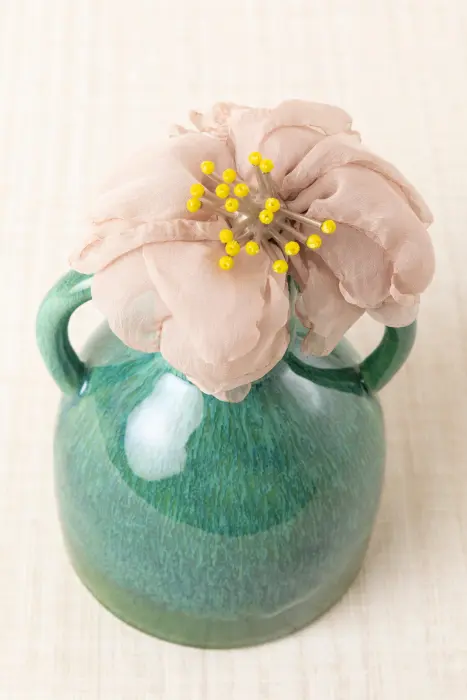 Broche flor gasa nude