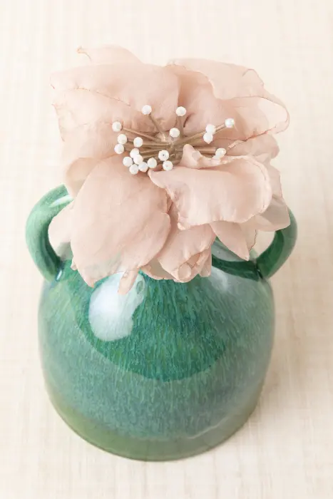 Broche flor gasa nude