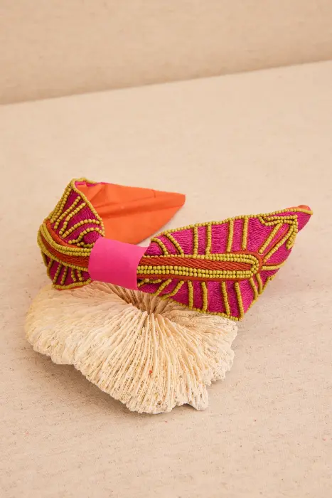 Diadema bordada resina dorada