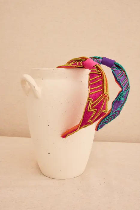 Diadema bordada resina dorada