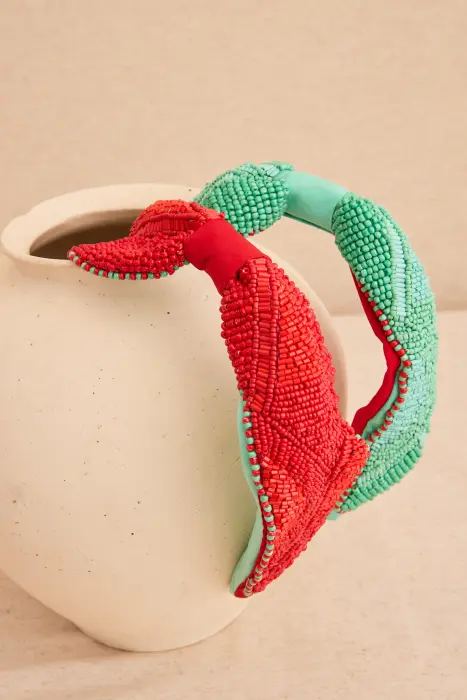 Diadema bordada resinas