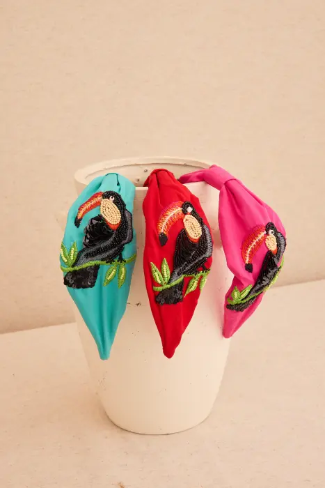 Diadema bordada tucanes