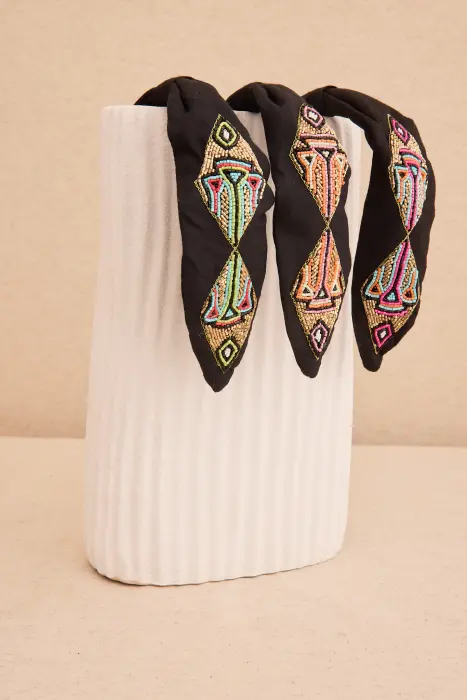 Diadema bordado rombos resina