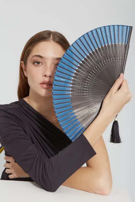 Abanico madera negra y papel