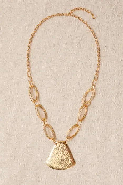 Collar largo colgante metal grabado