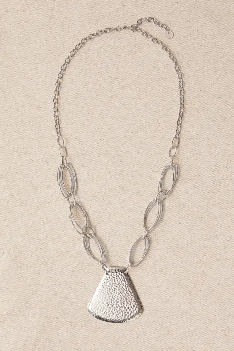 Collar largo colgante metal grabado