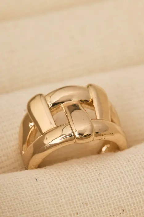Anillo dorado cuadrado