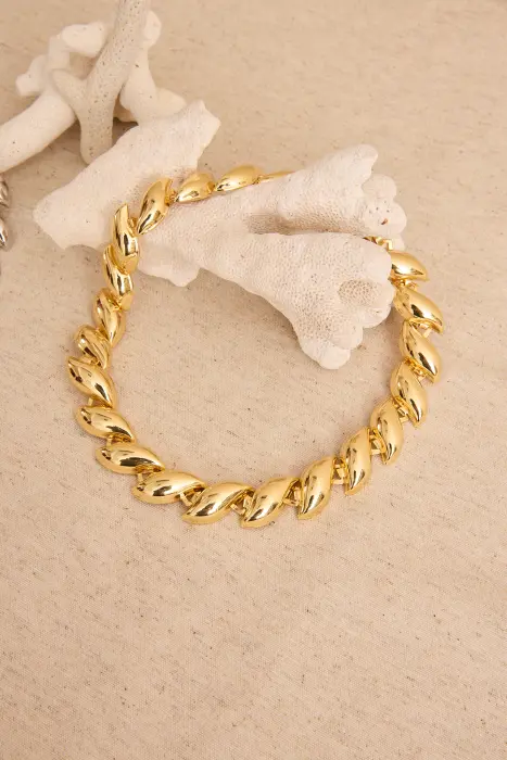 Collar corto dorado trenzado