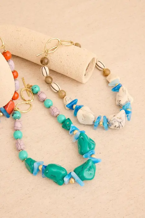 Collar corto de resinas