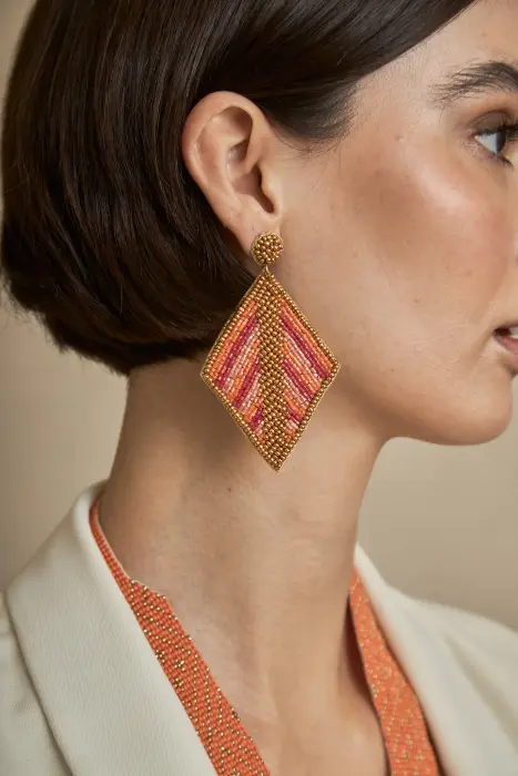 Pendiente rombo bordado en resinas