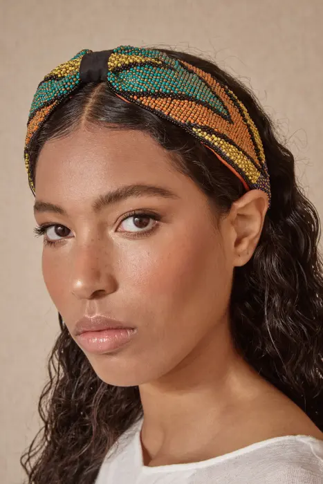 Diadema bordado en resinas