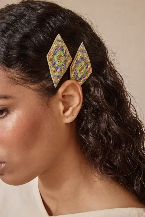 Horquillas bordadas rombo resinas