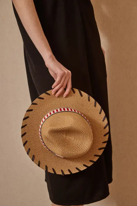 Sombrero cinta negra tejida