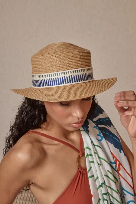 Sombrero con cinta a rayas