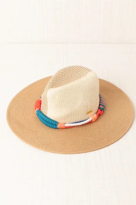 Sombrero con cuerda tejida a mano
