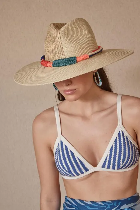 Sombrero con cuerda tejida a mano