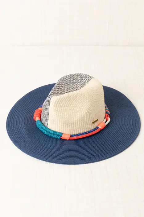 Sombrero con cuerda tejida a mano