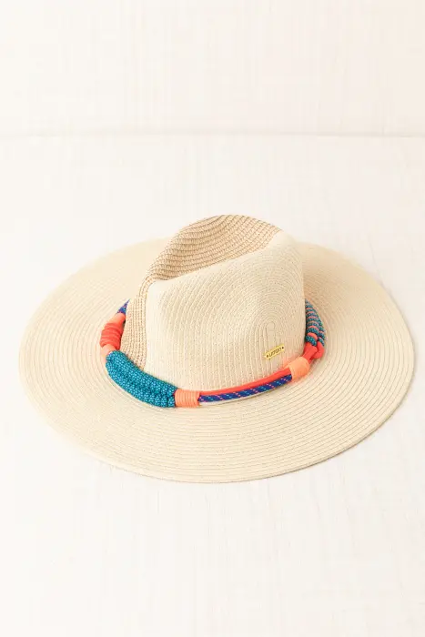 Sombrero con cuerda tejida a mano