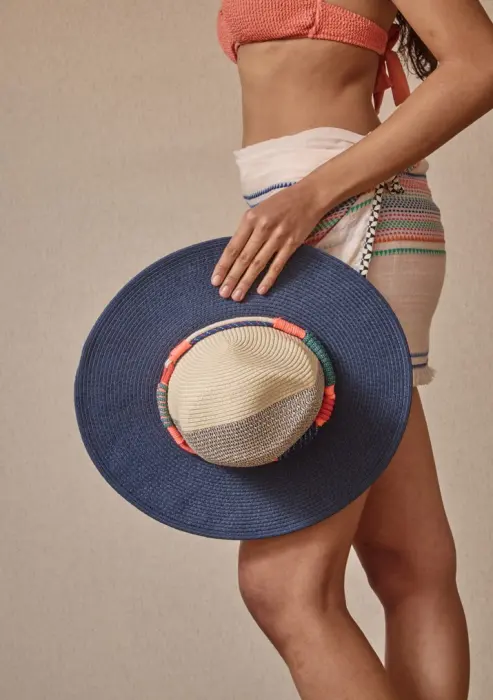 Sombrero con cuerda tejida a mano