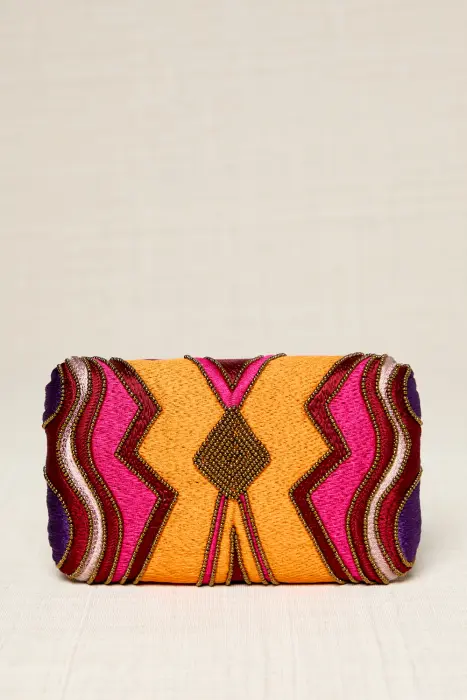 Clutch bordado en hilos y resinas