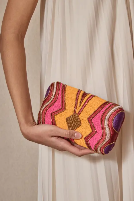 Clutch bordado en hilos y resinas
