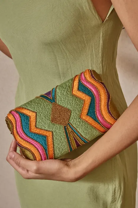 Clutch bordado en hilos y resinas